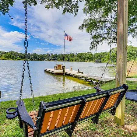Private And Picturesque Escape On Lake Henry!